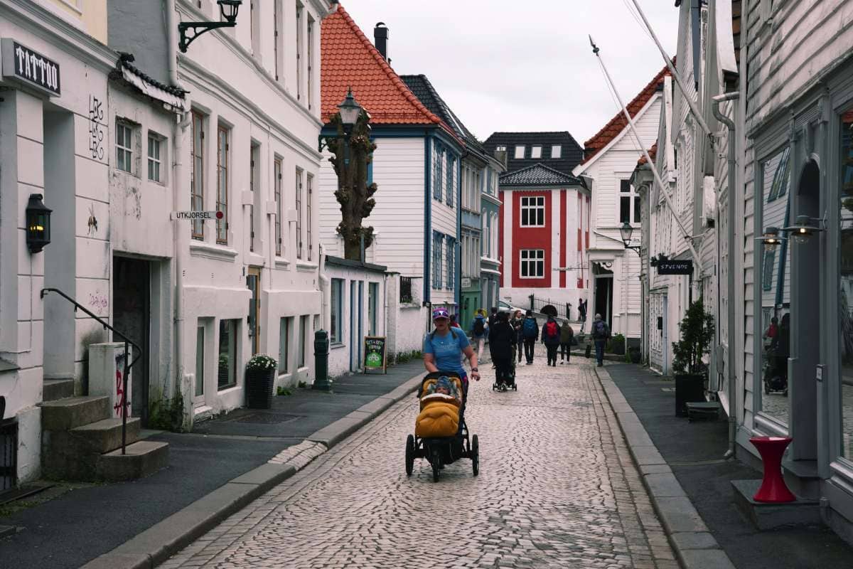 vagsbunnen_street_bergen City centre street in Bergen on a cloudy day