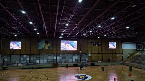Tres pantallas LED instaladas en el gimnasio del Colegio Salesianos de Alameda para eventos y comunicación escolar, con control remoto a larga distancia