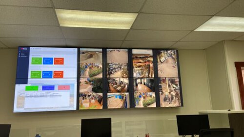 Video wall de monitores en sala de control de ENAEX en Mejillones, instalación supervisada remotamente por PLED
