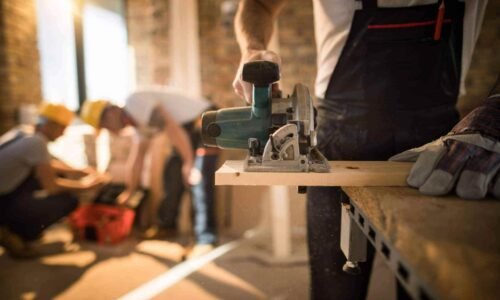 Difference Between Handyman And Contractor working on home projects