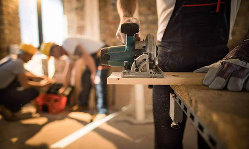 Difference Between Handyman And Contractor working on home projects