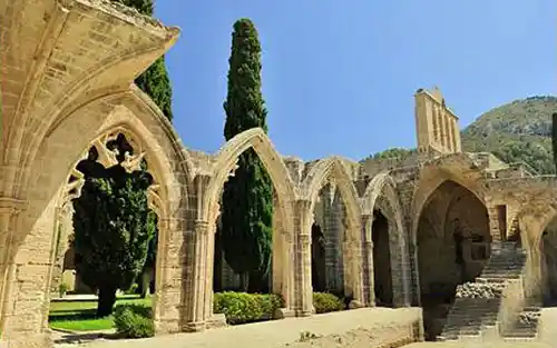 Girne'de yer alan Bellapais Manastırı – Kuzey Kıbrıs’ın en ünlü tarihi yapılarından biri, gündüz manzarasıyla öne çıkan turistik gezi noktası. Kibris taksi hakkimizda