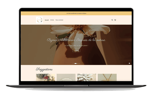 Capture d'écran de la page d'accueil d'une boutique en ligne de bijoux artisanaux et naturels, affichant un carrousel de produits, des suggestions de bijoux floraux et un menu de navigation.