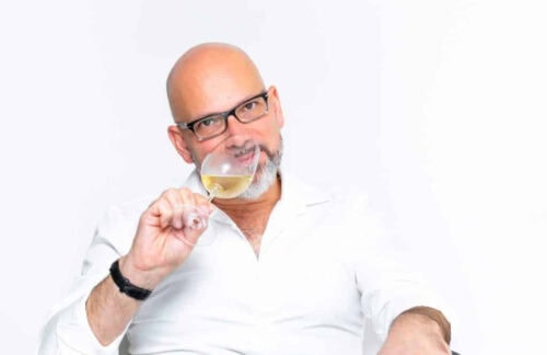 Francesco Ganz AD Ethica Wines con un bicchiere di vino - Orizzontale