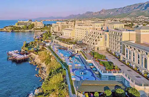 Alsancak Girne’de yer alan Merit Royal Otel, lüks konaklama arayanlar için eşsiz bir tercih sunarken, Taksi Merit Alsancak hizmetimiz ile otel önünden 7/24 güvenli ve konforlu VIP ulaşım imkânı sağlıyoruz.