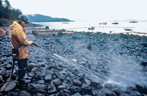 10 самых известных аварий и катастроф в мире 6 Разлив нефти Exxon Valdez - уборщики