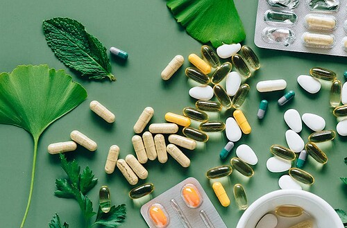 Nahrungsergänzungen flat lay photo of alternative medicines