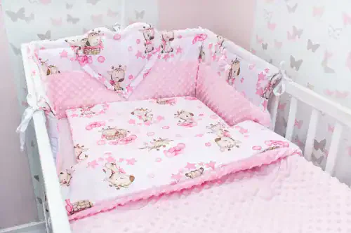 zestaw-do-lozeczka-z-sercem-zyrafa-z-rozowym-minky