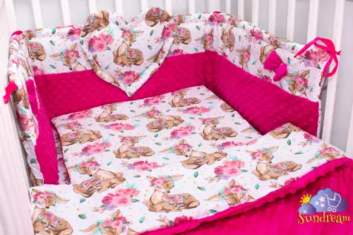 zestaw-do-lozeczka-z-ochraniaczem-z-sercem-sarenki-z-malinowym-minky.webp