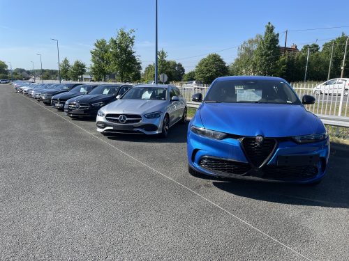 Véhicules Alfa Romeo et Mercedes sur le parc
