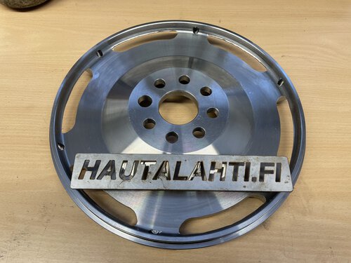 BMW teräsvauhtipyörä