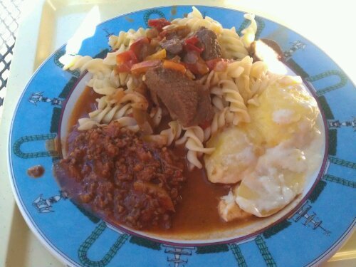 Essen Gemischter Teller vom Buffett: Bolognese, Kartoffelgratin, Gulasch und Nudeln