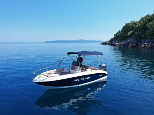 Front and side view of Syros 190 showing its bow, seating area, and sleek design