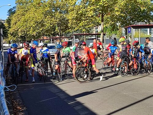 Fête des Fleurs, courses cyclistes, le quartier de l'Ormeau particulièrement animé à Tarbes