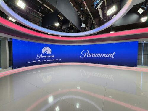 Colaboración entre PLED y Paramount en la instalación de pantalla LED curva para el estudio de noticias de Chilevisión