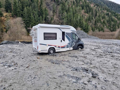 Wohnmobil im Flußbett