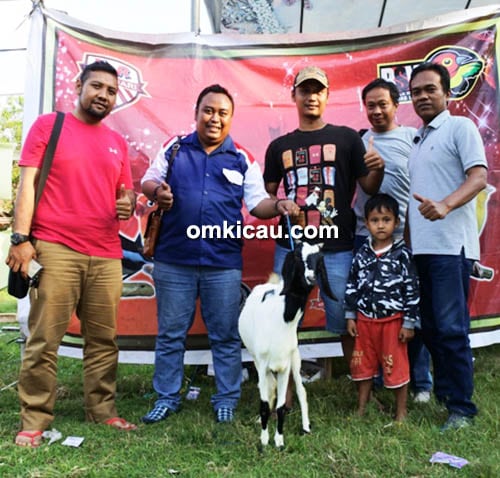 peserta yang beruntung mendapatkan satu ekor kambing lomba burung RSW Cup