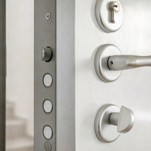 porta blindata con serratura di sicurezza a cilindro europeo con dettagli di catenacci e maniglia
