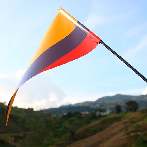 banderines de colombia y diferentes paises para instalar en motos bicis bikes cuatrimotos y trailers en medellin