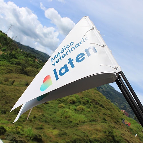 banderas impresas en triangulo para motos trailers cuatrimotos bicis en medellin