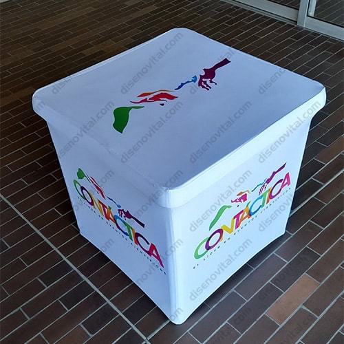 mesa plastica rimax tipo caribe con mantel personalizado logo bogota