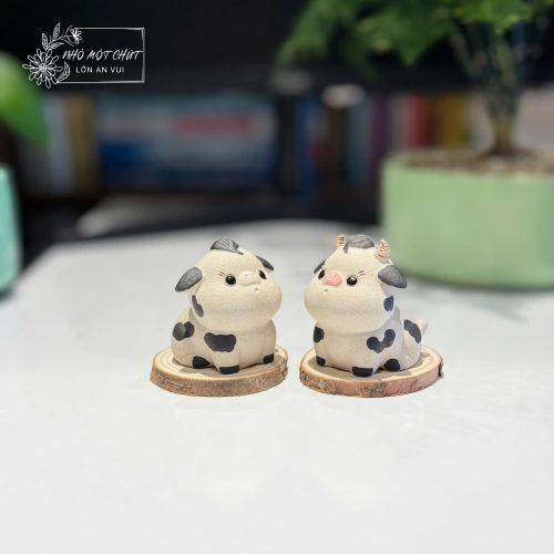 Decor bàn làm việc minimal với cây xanh và cặp bò gốm tử sa.