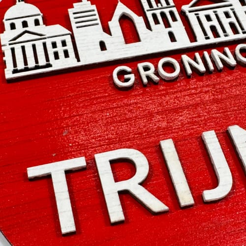 detail afbeelding van het naambordje met de skyline van Groningen