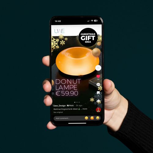 Beispielbild UWE Design Social media Content Werbung TikTok in Mobiltelefon