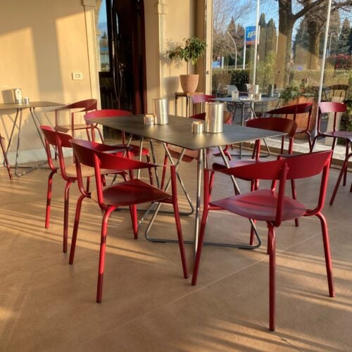Alumito & Levante_installazione a Thiene_7 tavoli levante e sedie alu mito nel contract ristoranti