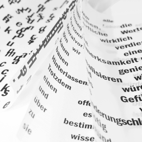 Infografik zum Kontrast zwischen einem formellen Sprachnachweis und der tatsächlichen mündlichen Kommunikationsfähigkeit im Alltag. Ein verzweifelter Lernender beim Deutsch lernen während einer Sprachprüfung, der die Schwierigkeit der Sprachstandsfeststellung verdeutlicht.