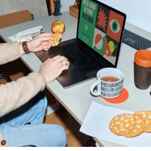 Zwischenprüfung bestanden, Umschulung Deutschland, Arbeitsamt Prämie, berufliche Weiterbildung. Symbolfoto für das Warten auf die Ausländerbehörde und die langen Bearbeitungszeiten bei der Verlängerung des Aufenthaltstitels.