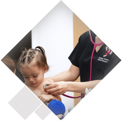 Niña recibiendo un tratamiento de fisioterapia respiratoria