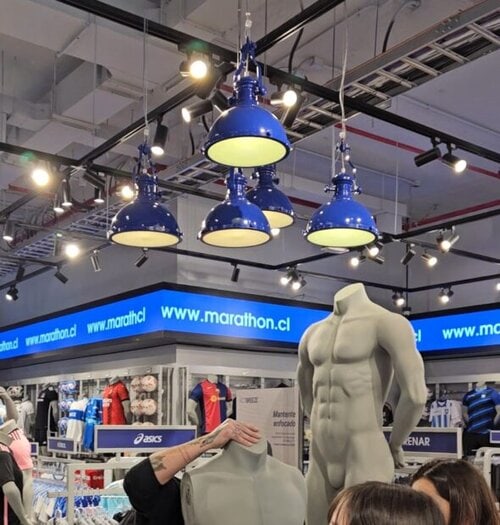 Cenefas LED P2.5 instaladas en tienda Marathon de Parque Arauco, mejorando la comunicación visual en el perímetro del local