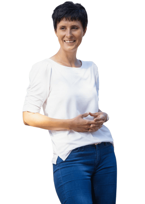 uniquewebdesigns - Webdesignerin Kerstin Butz – freundlich lächelnd, in weißem Oberteil und Jeans