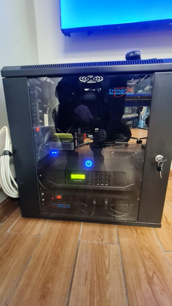 Gabinete cerrado con controlador BR40 y distribución eléctrica para operación de video walls en sala de control de Abastible