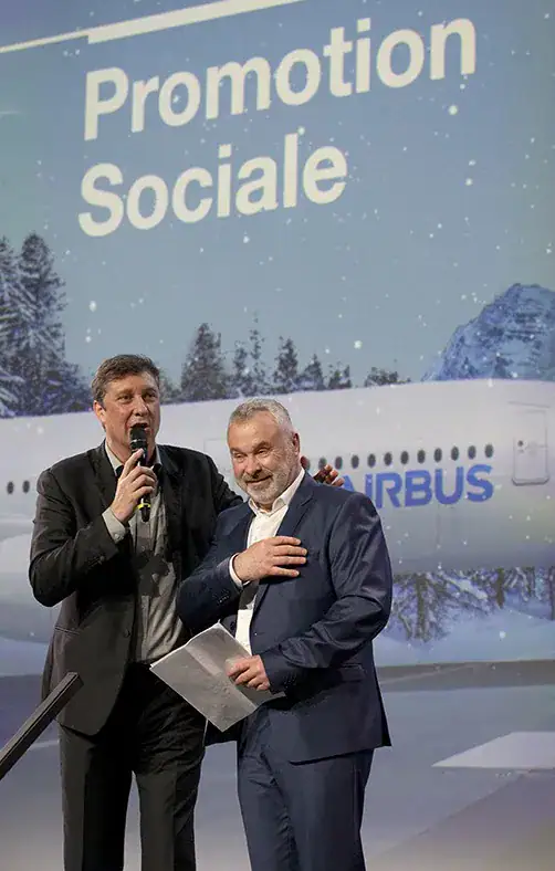 Yann Fernandez interroge un intervenant sur scène lors d'un congrès à Toulouse