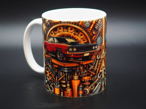 Mug en céramique blanche illustré d'une voiture Muscle Car rouge vintage entourée d'engrenages, de clés mécaniques et de pièces de garage.
