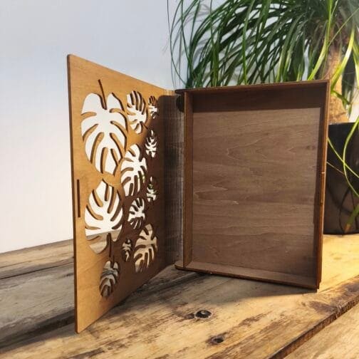 Coffret Livre en Bois Gravé « Monstera » | Écrin de Rangement Nature & Design | Charnière Flexible