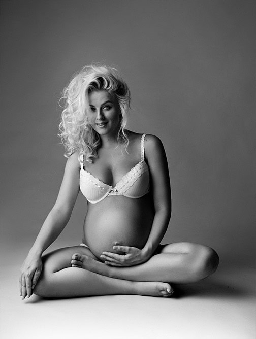 Naturlig gravidfotografering av gravid kvinne, portrett av gravide mor, gravidfoto inspirasjon, kunstnerisk gravidbilde, graviditetssession for minneverdige øyeblikk.