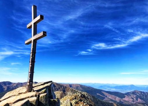 A Gyömbér (Ďumbier) csúcsa – 2047 méteres hegytető kettős kereszttel az Alacsony-Tátrában