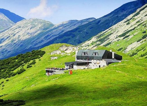 Štefánik-menedékház a Gyömbér-hegy déli lejtőjén az Alacsony-Tátrában