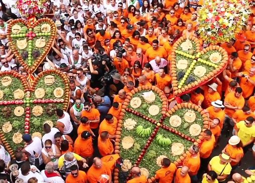 Tömeg és szív alakú díszek a Tejina Szívek Fesztiválon Tenerifén