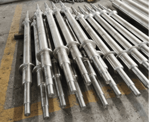 Slender cylindrical furnace rolls with stepped shaft ends arranged in rows