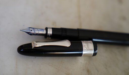 Stylo Plume Davidoff à Pompe en Résine Noire – Finition Platinum – Plume en Or Massif 18 Carats