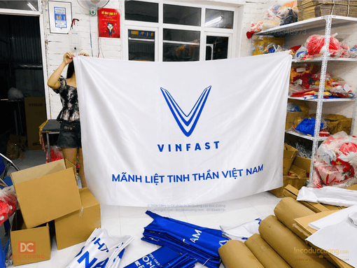 In cờ theo yêu cầu Đức Cường