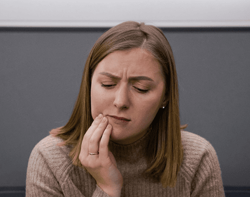 Persona que tiene caries dental