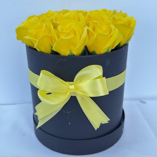17 Adet Gerçek Görünümlü Sarı Gül - Siyah Kutuda