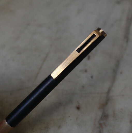 Stylo Bile Montblanc À Levier en Résine Noire & Plaqué Or – Finition Brossée