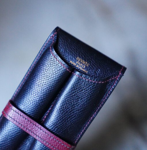 Étui à Stylos Hermes en Cuir Noir – Modèle Deux Places – Bandeau Rouge