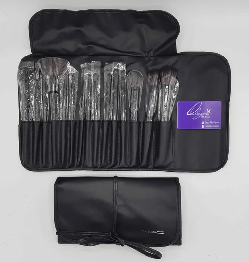 Optez pour un set complet de pinceaux de maquillage professionnel avec trousse de rangement. Idéal pour un maquillage précis et impeccable. Disponible sur Olayinka Market.